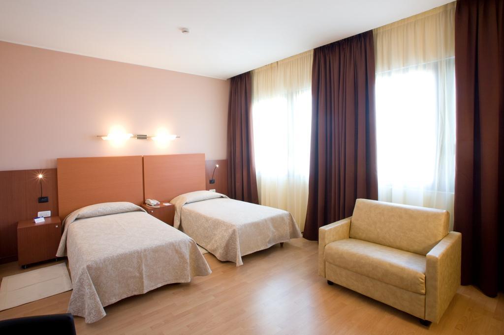 Hotel Mareschi Palace Novara Buitenkant foto